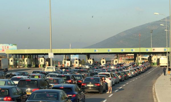 FLUKS TURISTËSH NGA KOSOVA DREJT SHQIPËRISË/ Kolona e mjeteve në Vërmicë shkon deri në 200 metra
