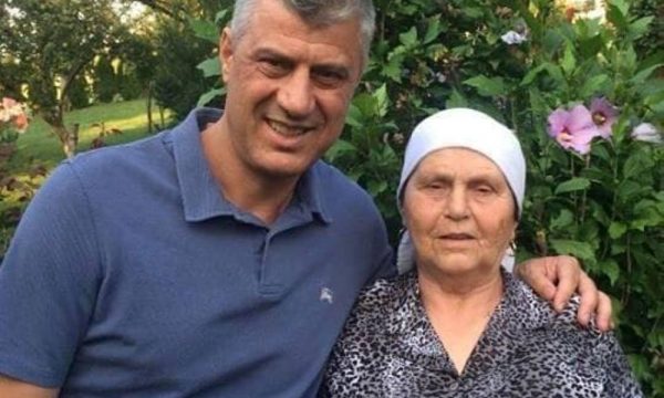 “GJYSHJA NË TELEFON ME BABIN”/Hashim Thaçi nga Haga i uron nënës ditëlindjen, i biri nxjerr foton prekëse