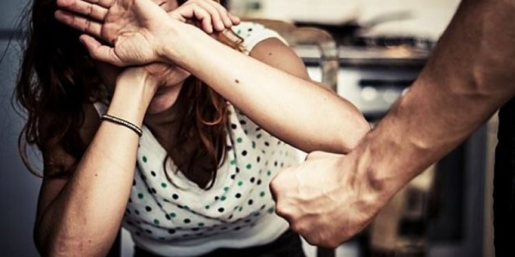 “I KËRKOVA DIVORCIN, BURRI NISI TË MË HIQTE DHËMBËT…”/ Dëshmia tronditëse: Kur s’ke prindër, s’ke…