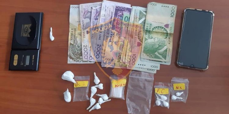 ARRESTOHET NJË 33-VJEÇAR NË BERAT/ I kishte bërë gati dozat e kokainës për shitje, sekuestrohen… (EMRI)