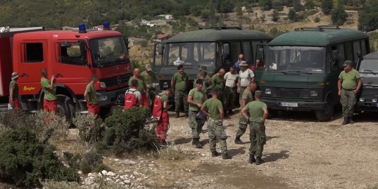 ZJARRET NË DUKAT/ Zjarrfikësi “hero” rrëfen orët e vështira në vijën e frontit: Në shumicën e ditëve…