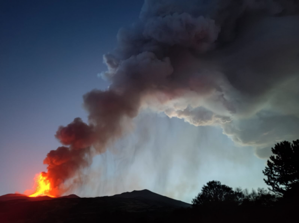 TJETËR SHPËRTHIM I VULLKANIT ETNA/ Retë arrijnë deri në 9 km, vonesa në fluturime në aeroportin e Katanias (FOTO)