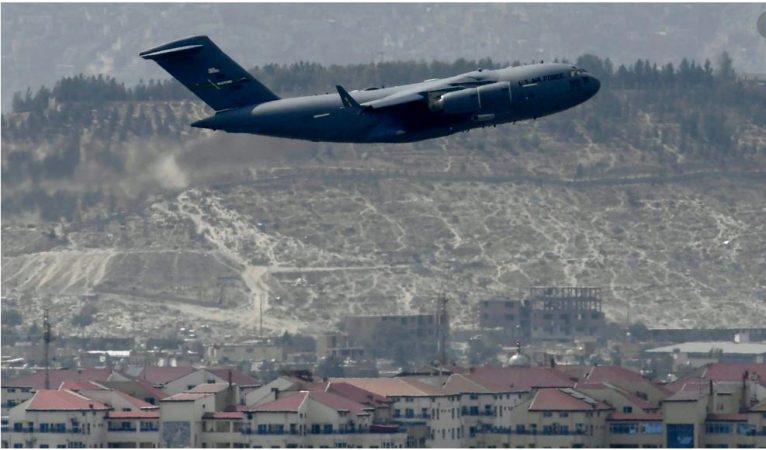 PËRFUNDON LUFTA/ Pentagoni konfirmon: Avioni i fundit i SHBA largohet nga aeroporti i Kabulit