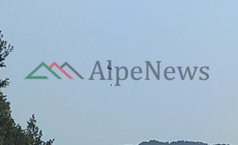 ZJARRI NË FSHATIN LUNDRE/ Po punohet për shuarjen e flakëve, helikopteri… (PAMJET)