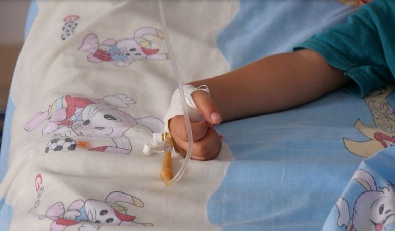 BËNI KUJDES/ Delta po prek edhe fëmijët, në repartin e pediatrisë ka disa fëmijë të shtruar