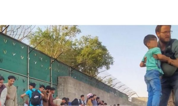 AKTI HEROIK! Diplomati italian futet në mes të plumbave për të shpëtuar fëmijën në aeroportin e KABULIT