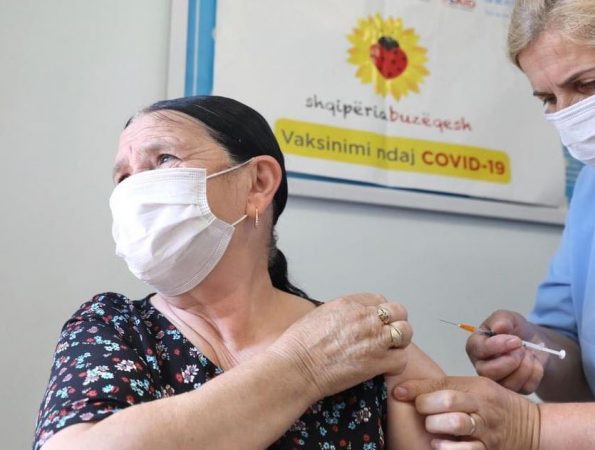 COVID-19/ Balla apel qytetarëve: Duke u vaksinuar mbrojmë veten dhe njerëzit e dashur