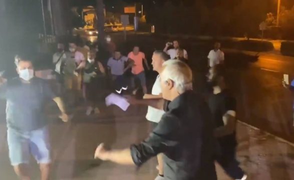PO RAPORTONIN PËR ZJARRET/ Rrihet gazetari dhe kameramani turk në transmetim direkt (VIDEO)