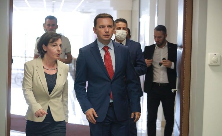 VENDIMI PËR AFGANËT/ Maqedonia e Veriut nis përgatitjet për t’i strehuar: Jemi në komunikim me SHBA dhe NATO