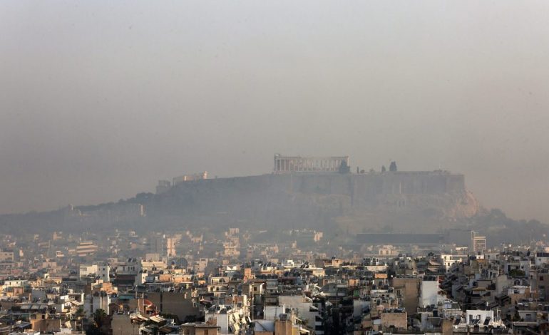 ATHINA E MBULUAR NGA TYMI/ Dhjetëra qytetarë përfundojnë në spitale