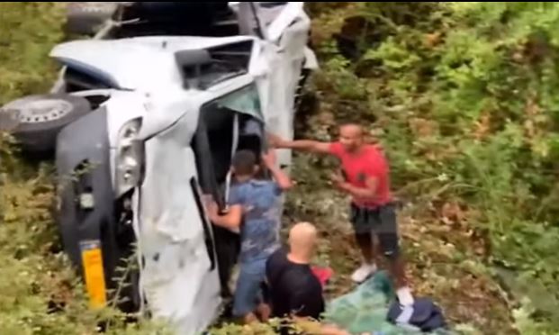 VIDEO NGA VENDNGJARJA/ Furgoni në Gjirokastër RA 25 metra në greminë, pesë viktimat…
