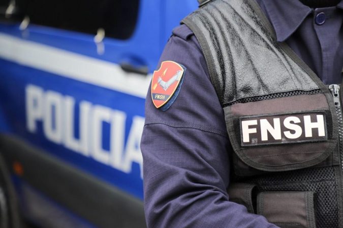 “INTIMIDOI DY PERSONA ME UNIFORMEN E POLICISË”/ Arrestohet efektivi i FNSH në Tiranë për plagosje të rëndë…