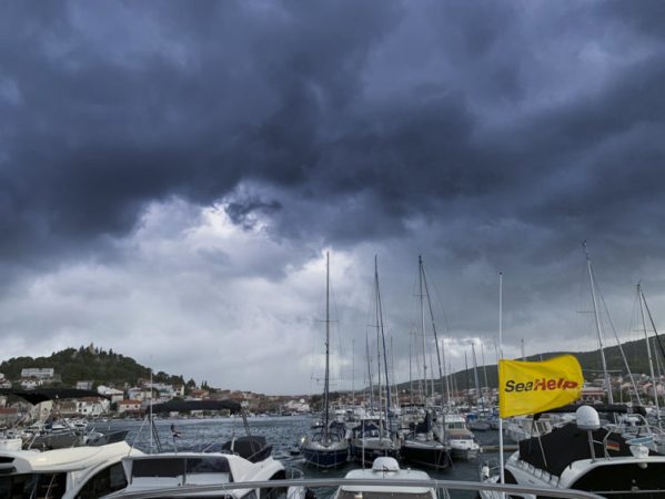 PAS SLLOVENISË/ Stuhia e paralajmëruar nga “Severe Weather” mbërrin në Kroaci, ndërprehet energjia elektike