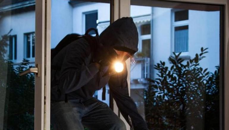 GRABITET NJË LOKAL NË TIRANË/ Hajdutët marrin 7 milionë lekë. Dy të rinjtë përdorën një 13-vjeçar për të… (DETAJET)