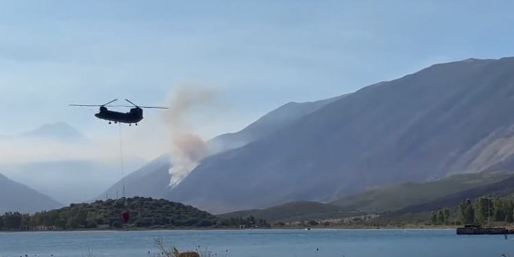 PAMJET/ Helikopteri holandez nis punën për të shuar flakët në Karaburun