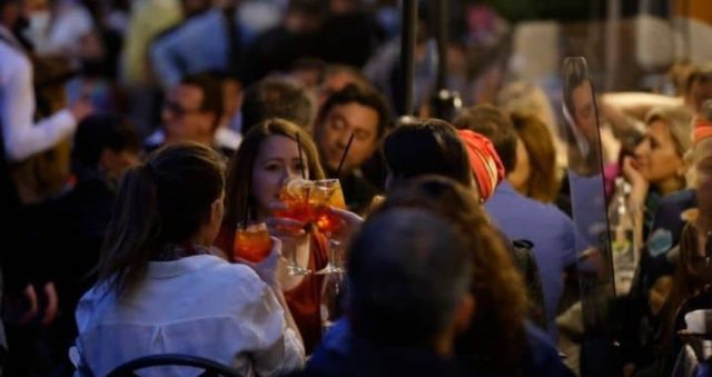 COVID-19/ Detektivë kundër jetës së natës në Ibiza për festat klandestine të turistëve
