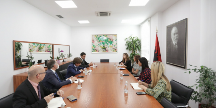 PËRFSHIRJA E GJUHËVE TË HUAJA TË DETYRUARA/ Ministrja Kushi takon përfaqësues të ambasadave