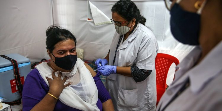 COVID-19/ India thyen rekordin, vaksinon 10 milionë qytetarë në një ditë