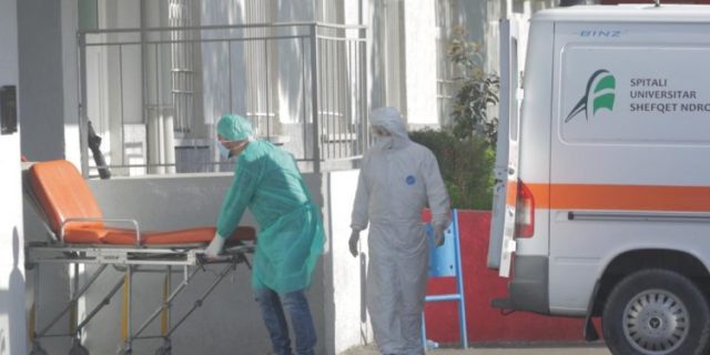 RËNDOHET SITUATA TEK INFEKTIVI/ Të shtruar dhe persona të vaksinuar me dy doza