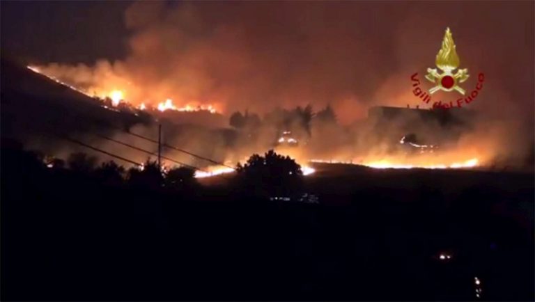 ZJARRET NË ITALI/ Digjen mushkëritë e gjelbra të Palermos. Flakët rrethojnë kishën, bllokohen qindra besimtarë