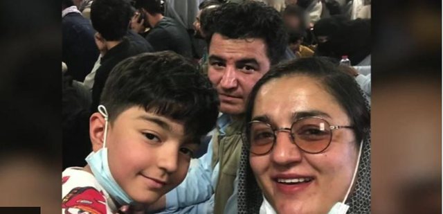 LARGIMI I AVIONIT NGA KABULI/ Përkthyesi afgan që ndihmoi britanikët rrëfehet: Ishte momenti më i lumtur i jetës