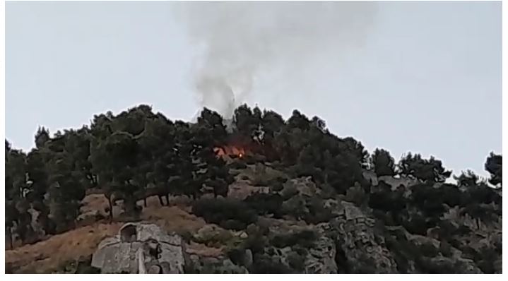 ZJARR NË KALANË E BERATIT/ Mbërrijnë forca të shumta zjarrfikësish, ngjarja dyshohet e qëllimshme (VIDEO)