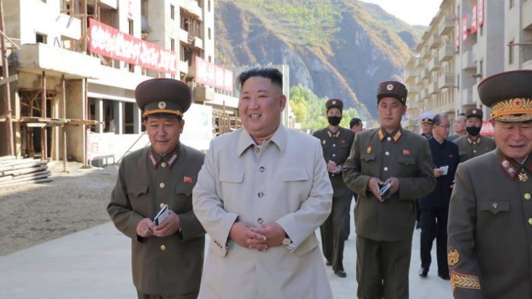 KIM JONG-UN HUMBET SËRISH PESHË/ Në pamjet e reja udhëheqësi koreano-verior duket shumë i dobësuar (VIDEO)