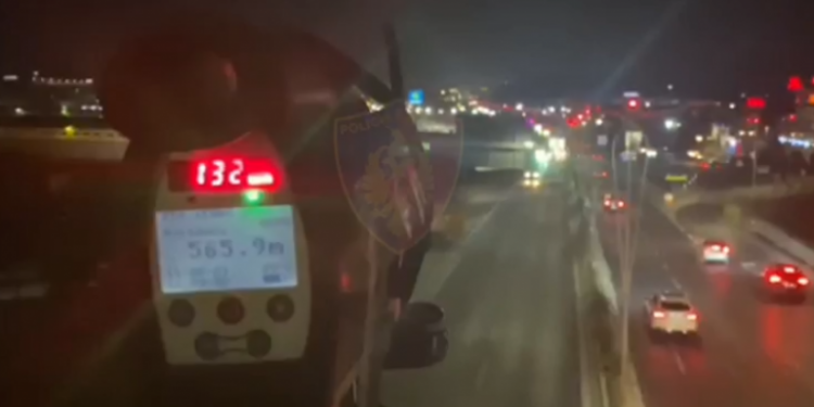 POLICIA KONTROLLE NË TIRANË/ Në 4 orë vihen në pranga 5 shoferë dhe hiqen 28 patenta