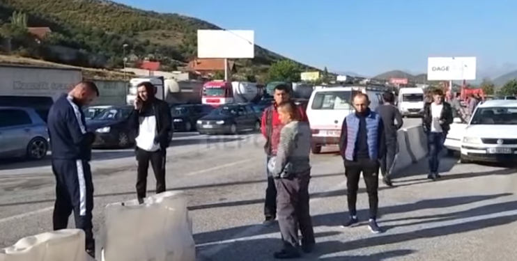 MASAT E REJA ANTI-COVID/ Shqiptarët s’lejohen të futen në Kosovë, bllokojnë për disa minuta hyrjen drejt Shqipërisë
