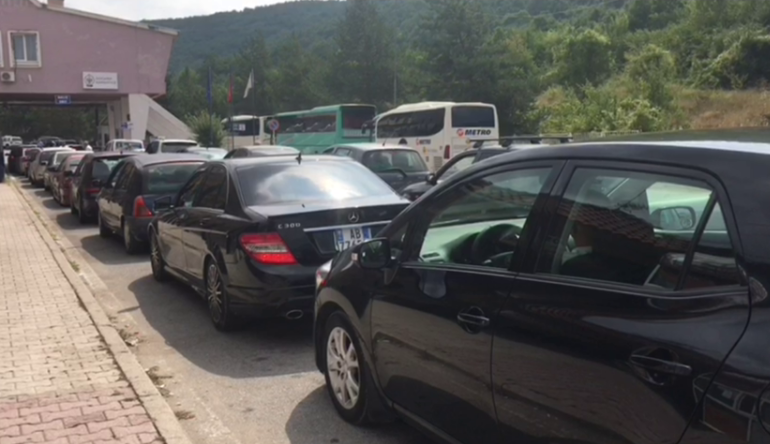 RADHË TË GJATA MAKINASH NË KAKAVIJË E KAPSHTICË/ Grekët vijojnë të punojnë me një sportel