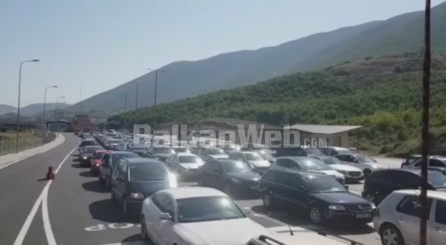 RADHË KILOMETRIKE NË MORINË-KUKËS/ Pushuesit nga Kosova drejt bregdetit shqiptar