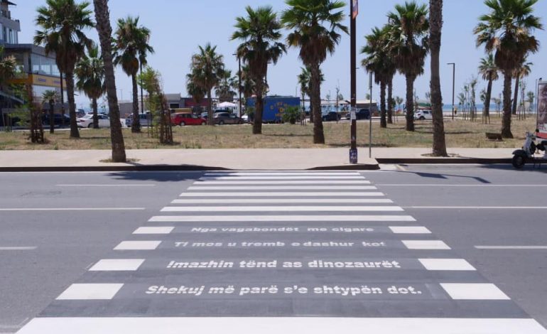“NGA VAGABONDËT ME CIGARE…”/ Poezi dhe art në rrugët e Durrësit (FOTO)