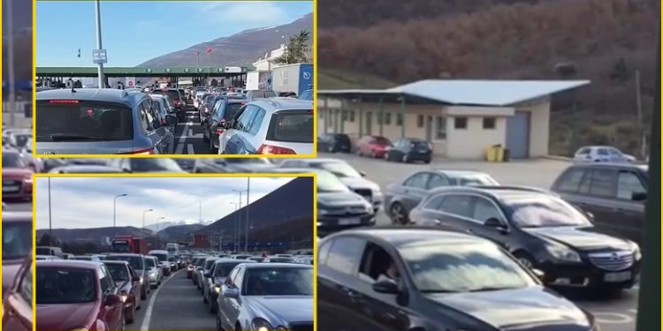 KOSOVARËT DYNDEN DREJT SHQIPËRISË/ Radhë kilometrike në pikën kufitare të Morinës
