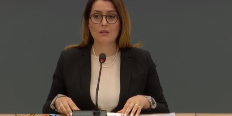 “MOS NEGLIZHO VAKSINIMIN…”/ Mbi 1 mijë raste ditore me COVID-19 në Shqipëri, Manastirliu apel qytetarëve