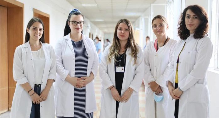 KORONAVIRUSI/ Manastirliu: Spitalit Infektiv i bashkohen edhe 5 mjeke të reja
