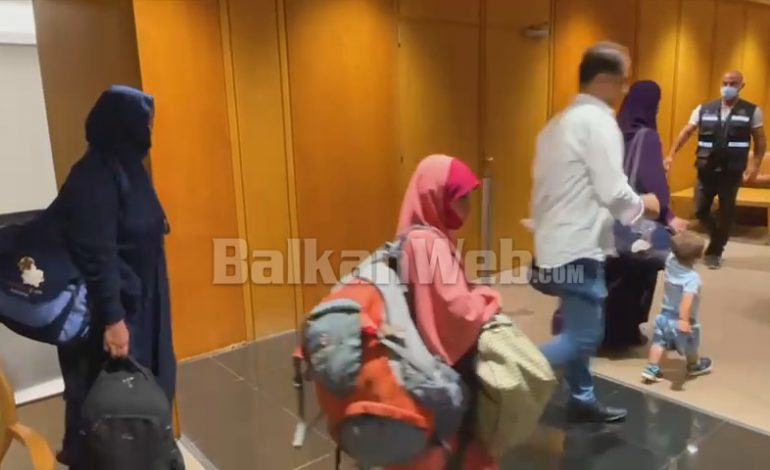 LANË PAS KAMPIN E FERRIT/ Momenti kur 14 fëmijët shqiptarë mbërritën nga Siria në Liban. Biseda me Çuçin