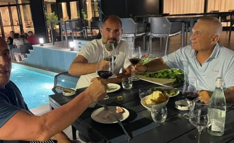 FOTOLAJM/ Ilir Meta “qan hallet” për darkë me Ramush Haradinajn e Çim Pekën