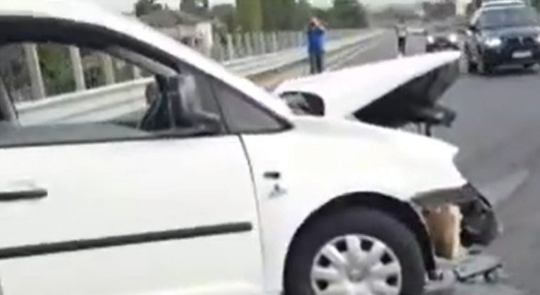 AKSIDENT NË AKSIN THUMANË-FUSHË KRUJË/ Mjeti përplaset me trafik-ndarësen, plagoset shoferi kosovar