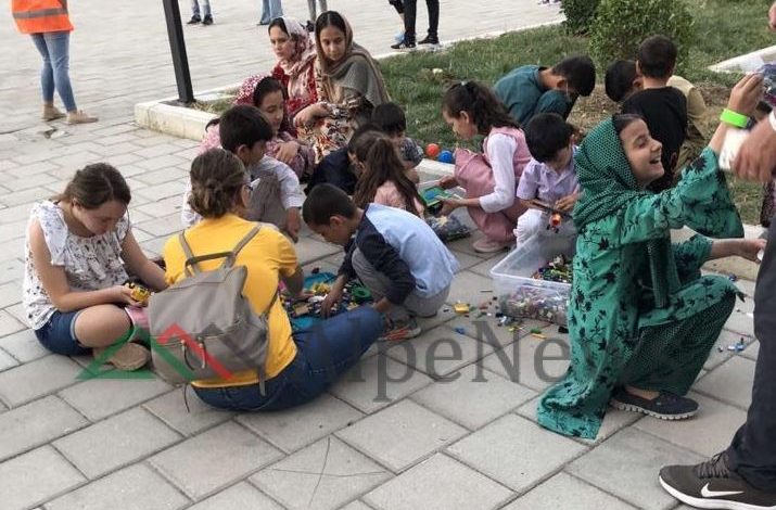 FOTOLAJM/ Të strehuar tek Qyteti i studentit, ja çfarë bëjnë fëmijët AFGANË