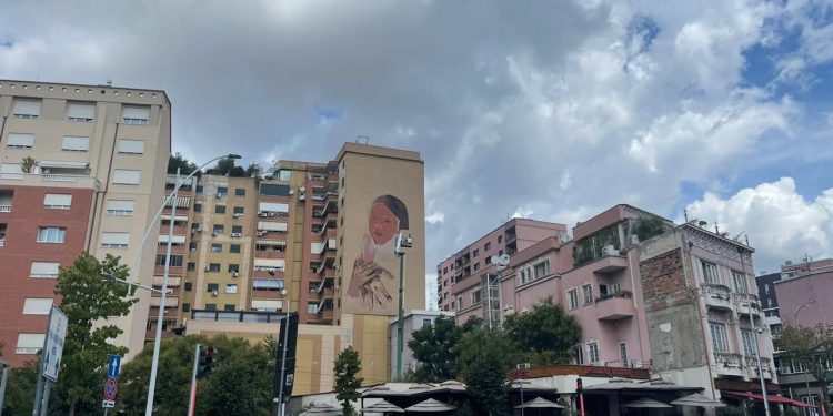 “KUJDESI I NËNËS”/ Kuratori Helidon Haliti zbulon muralen e tretë që po realizohet në Tiranë (FOTO)