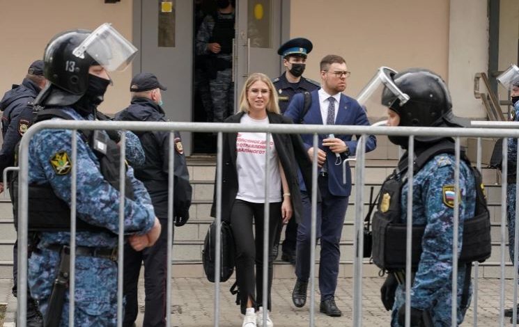 NXITI NJERËZIT TË THYENIN RREGULLAT ANTI-COVID/ Gjykata në Rusi dënon bashkëpunëtoren e ngushtë të Navalny