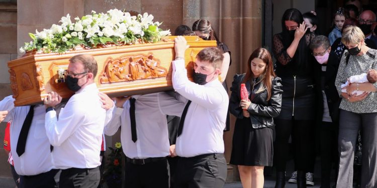 PREKËSE/ Foshnja shoqëron në funeral mamanë që nuk e njohu dot kurrë