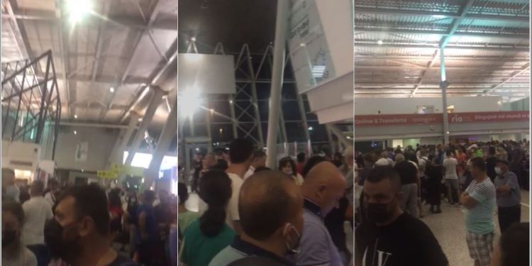 PA DISTANCË FIZIKE DHE PA MASKA/ Fluks udhëtarësh në Rinas, qytetarët grumbullohen brenda aeroportit