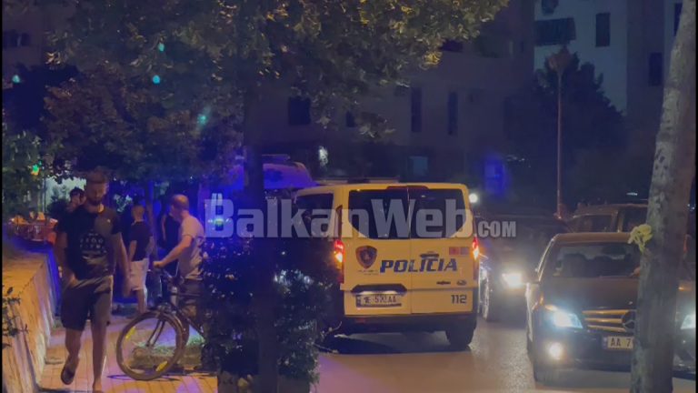 PUBLIKOHEN PAMJET/ Plagosje me thikë në Tiranë, një person i shtrirë në tokë (VIDEO)