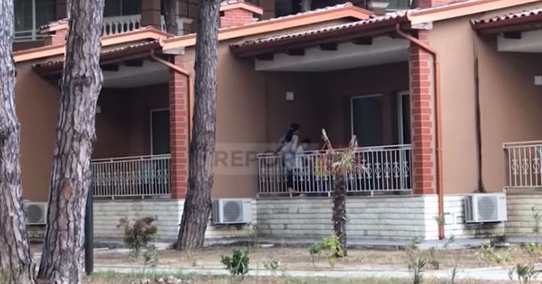 QETËSIA PAS STUHISË! Fëmijët afganë gëzojnë lojën në ambientet e hoteleve në Durrës (VIDEO)