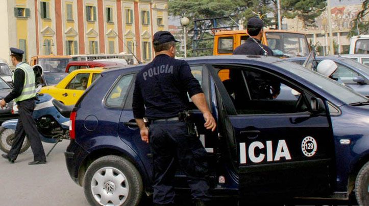 QËLLOI ME ARMË PAS SHERRIT ME ROJEN E SECURITY/ Arrestohet polici në Tiranë, në kërkim vëllai i tij (EMRAT)