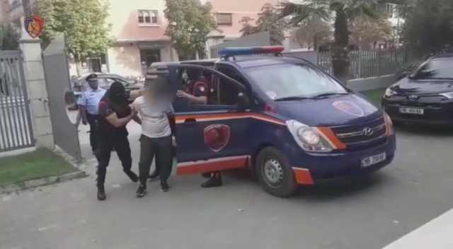 DROGË E DHUNË/ Policia aksion në Durrës, vendosen në pranga 2 persona, shpallet në kërkim një tjetër