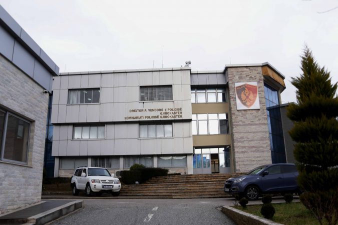ISHIN SHPALLUR NË KËRKIM/ Arrestohen 2 persona nga Policia, të dënuar me nga 3 vite burg për…