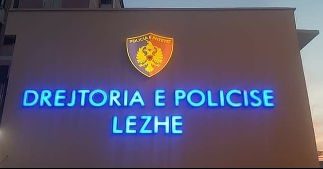PASAGJER NË MAKINËN KU U GJET DROGA/ Pas arrestimit, 29-vjeçari hidhet nga komisariati për t’u arratisur, por…