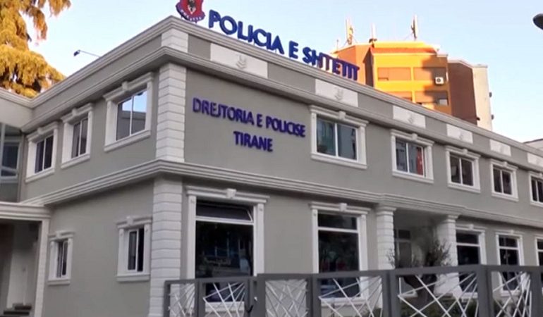 E RËNDË NË TIRANË/ 22-vjeçari kanos punonjësen e një dyqani, pronari i del në mbrojtje dhe dëmton të riun